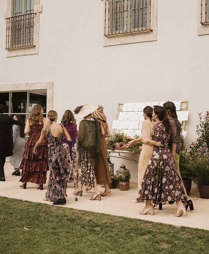 Invitadas de boda en un jardín
